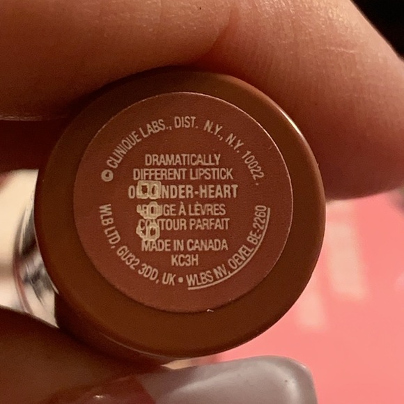 NIP Clinique Makeup Bag with full size lipstick - Picture 2 of 11